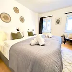 Kuelhome - Stylische Zentrale Mit Kueche Und Parkplatz In Seitenstraße *