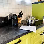 Kuelhome - Stylische Zentrale Mit Kueche Und Parkplatz In Seitenstraße