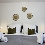 Kuelhome - Stylische Zentrale Mit Kueche Und Parkplatz In Seitenstraße *