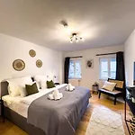 Apartment Kuelhome - Stylische Zentrale Mit Kueche Und Parkplatz In Seitenstraße *