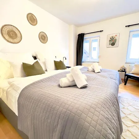 Stylische Zentrale Mit Kueche Und Parkplatz In Seitenstraße *