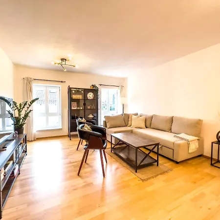Daire Kuelhome - Stylische Zentrale Mit Kueche Und Parkplatz In Seitenstraße