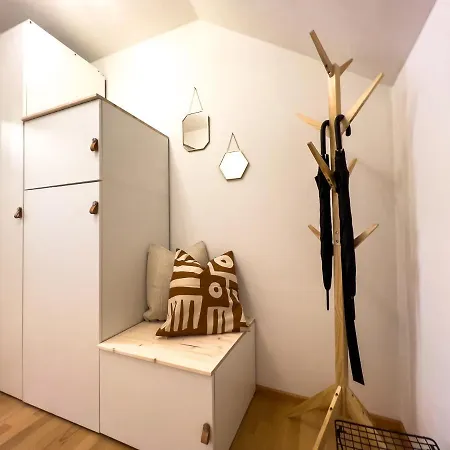 Daire Kuelhome - Stylische Zentrale Mit Kueche Und Parkplatz In Seitenstraße