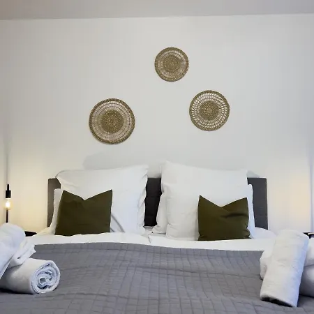 Kuelhome - Stylische Zentrale Mit Kueche Und Parkplatz In Seitenstraße *