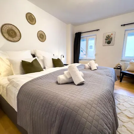 Stylische Zentrale Mit Kueche Und Parkplatz In Seitenstraße Apartment