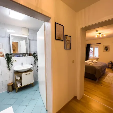 Stylische Zentrale Mit Kueche Und Parkplatz In Seitenstraße *