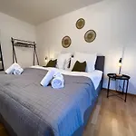 Kuelhome - Stylische Zentrale Mit Kueche Und Parkplatz In Seitenstraße Апартаменты *