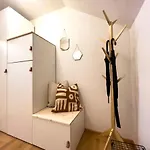 Апартаменты Kuelhome - Stylische Zentrale Mit Kueche Und Parkplatz In Seitenstraße