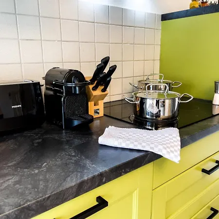 Stylische Zentrale Mit Küche Und Parkplatz In Seitenstraße