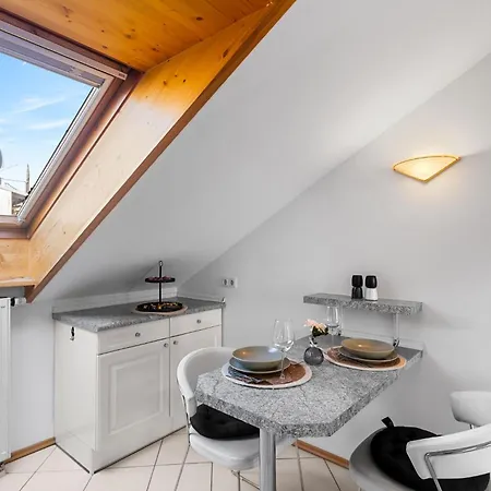 Kuelhome - Stylische Zentrale Mit Kueche Und Parkplatz In Seitenstraße